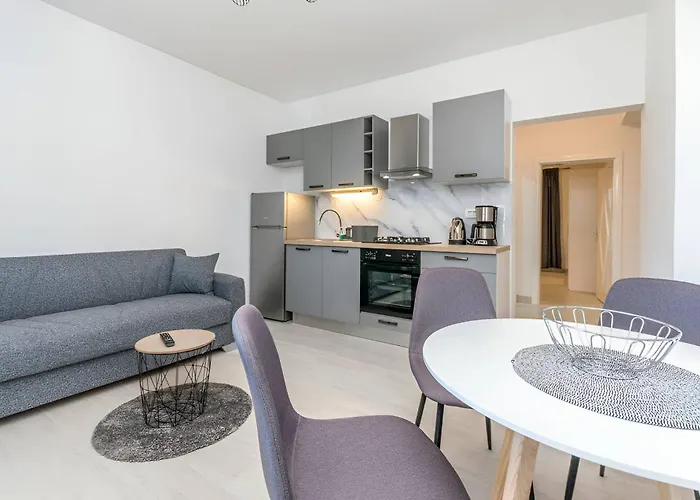Apartamento In Turanj, 20m From The *