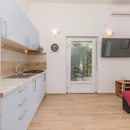 In Turanj, 20m From The Apartment