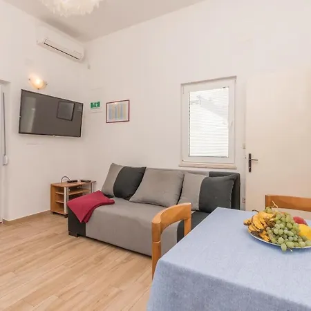 In Turanj, 20m From The Apartment