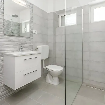 In Turanj, 20m From The Lägenhet Sukošan