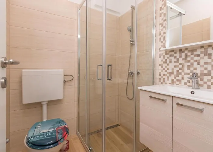 In Turanj, 20m From The Lägenhet