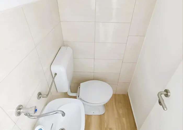 In Turanj, 20m From The Lägenhet Sukošan