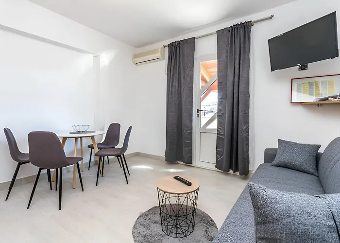Appartamento In Turanj, 20m From The