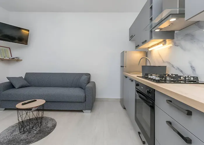 In Turanj, 20m From The Lägenhet Sukošan